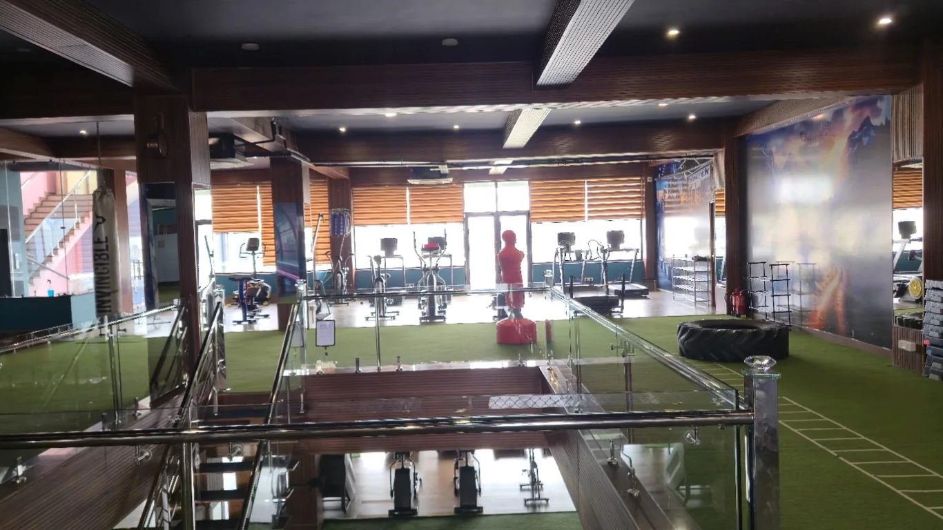Upper-floor atrium with functional turf, conditioning tyre and cardio machines