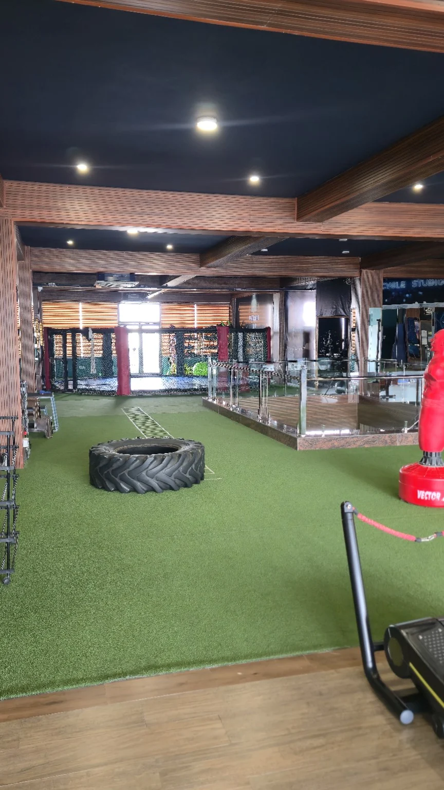 Turf lane with conditioning tyre, red striking dummy and distant cage